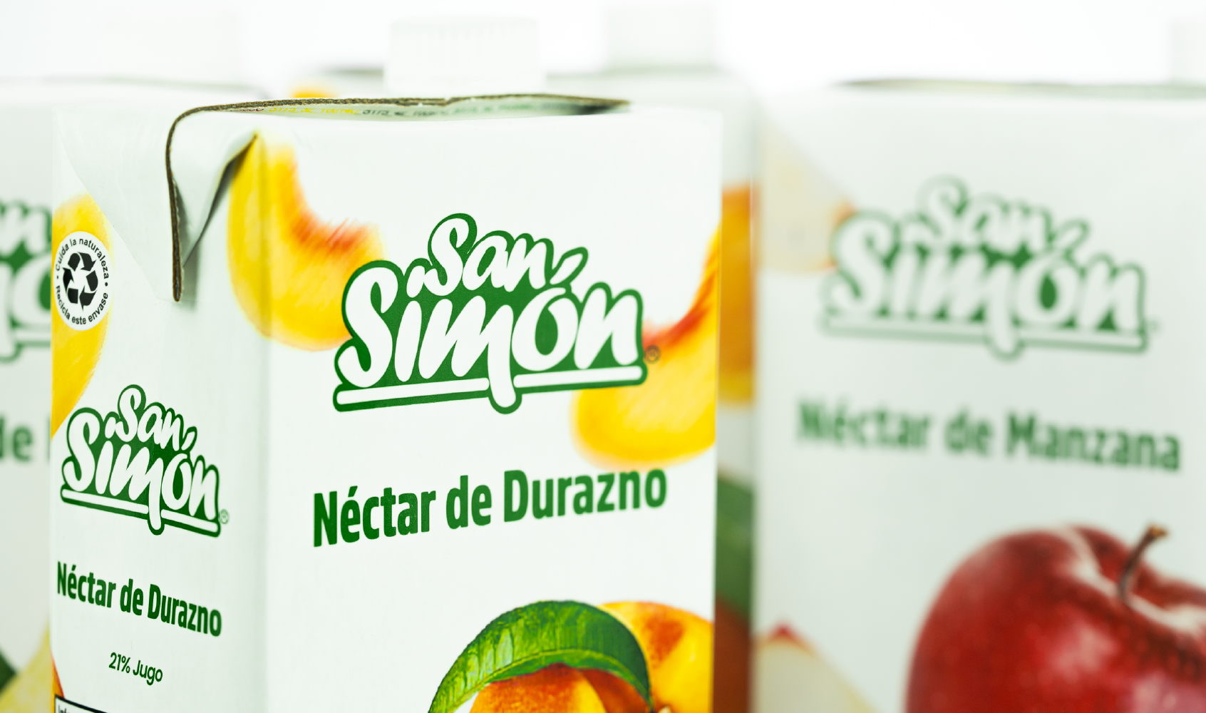 Detalle de envases de néctar San Simón, sabores durazno y manzana